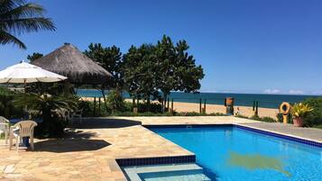 Piscina externa, funciona das 10h às 22h, espreguiçadeiras