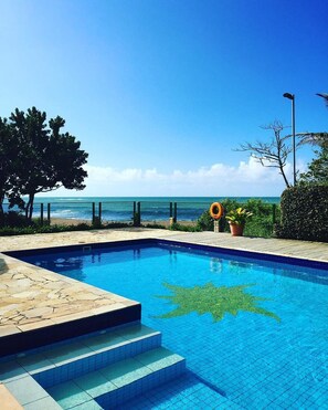 Piscine extérieure, accÚs possible de 10 h à 22 h, chaises longues