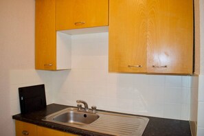 Oven, stovetop, cookware/dishes/utensils