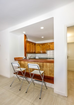 Full-sized fridge, microwave, oven, stovetop
