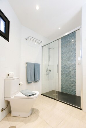 Departamento estándar, 1 habitación | Baño | Regadera y secadora de cabello 