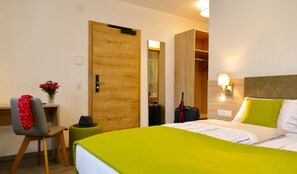Habitación estándar doble | Decoración individual, mobiliario individual, escritorio