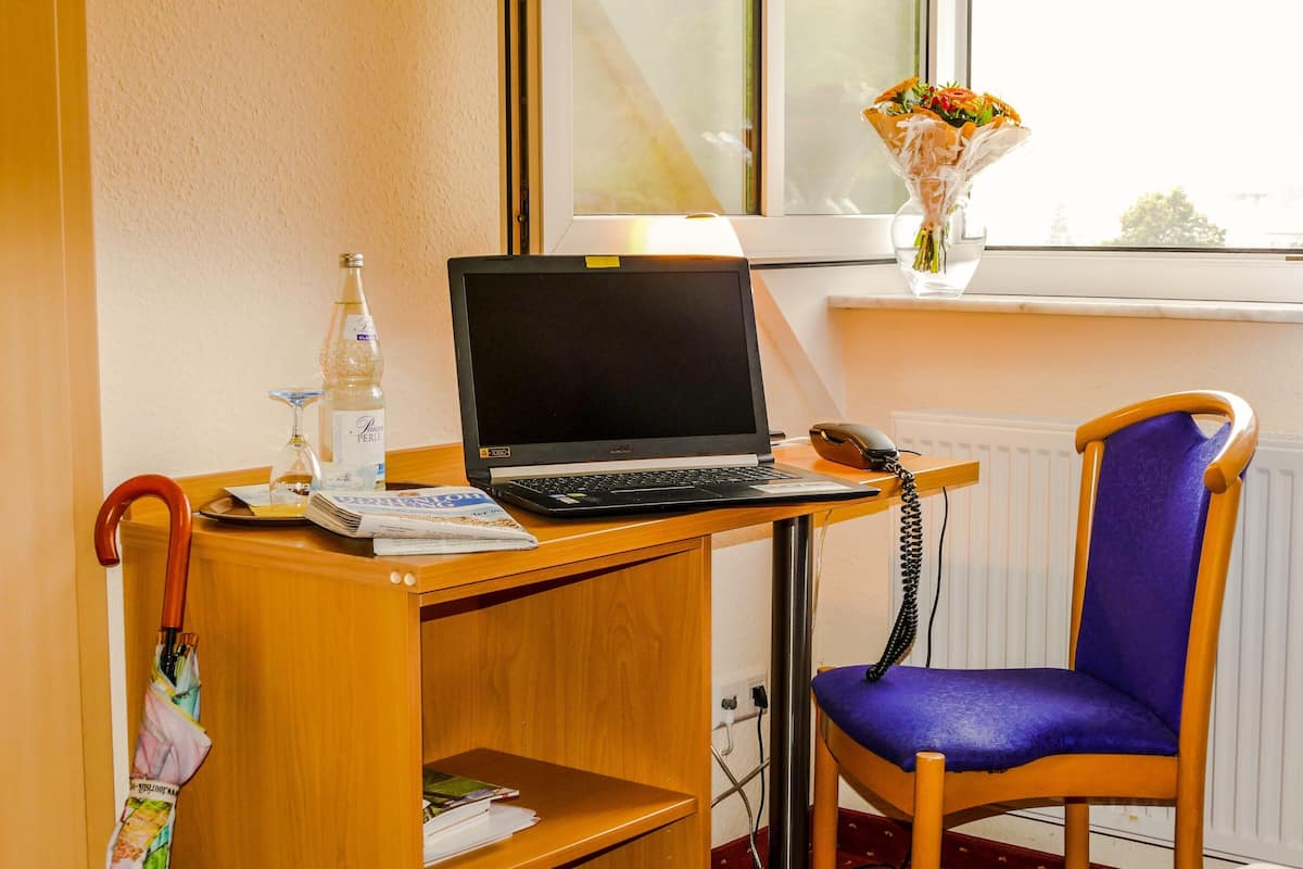Habitación doble, 1 cama de matrimonio | Escritorio, sistema de insonorización, camas supletorias y wifi gratis