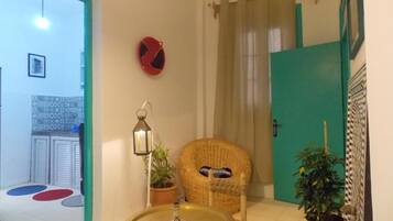 2 kamar tidur, meja kerja, tirai kedap cahaya, dan setrika/meja setrika