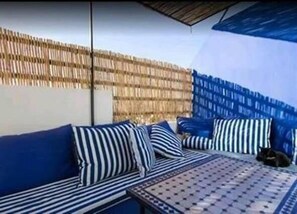 2 makuuhuonetta, työpöytä, pimennysverhot, silitysrauta/-lauta