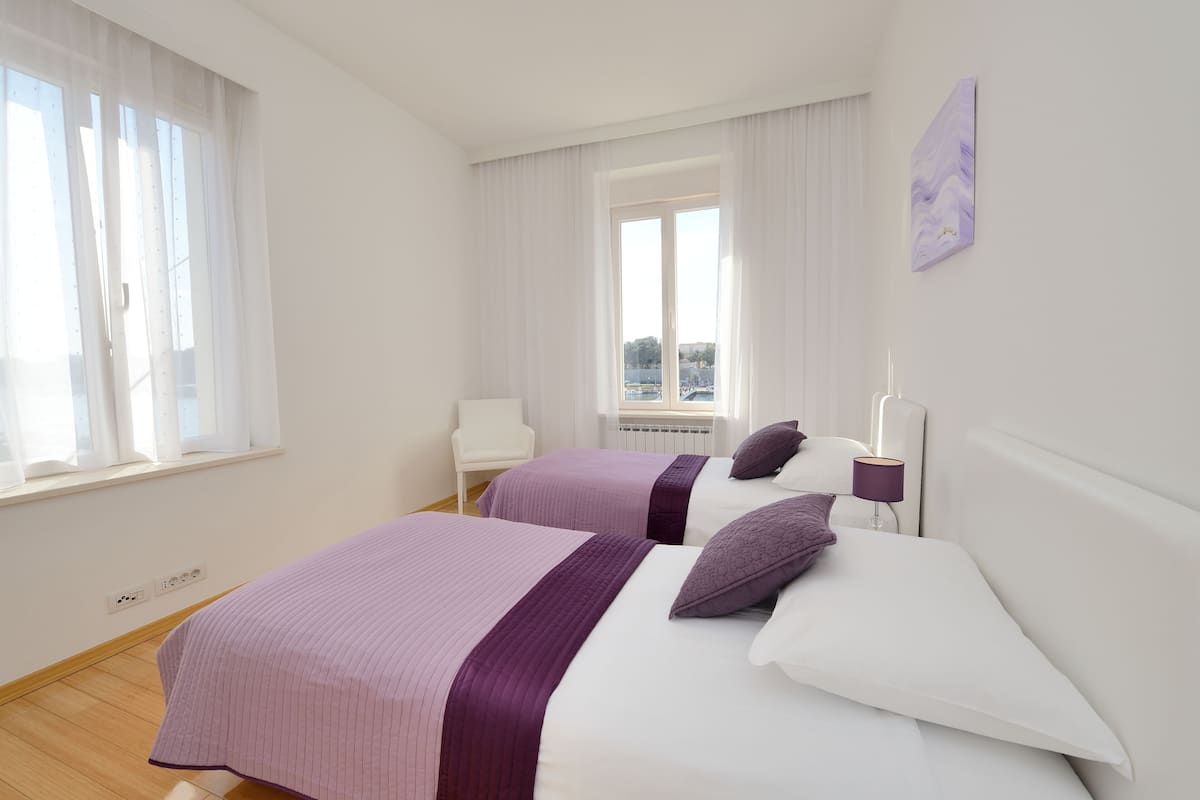 Appartement Luxe, 2 chambres, vue mer | 2 chambres, coffres-forts dans les chambres, chambres insonorisées
