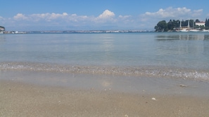 Una spiaggia nelle vicinanze, 2 bar sulla spiaggia