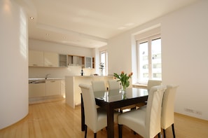 Apartamento superluxo, 2 quartos, vista para a cidade | Cozinha privada | Geladeira grande, micro-ondas, fogão, cooktop