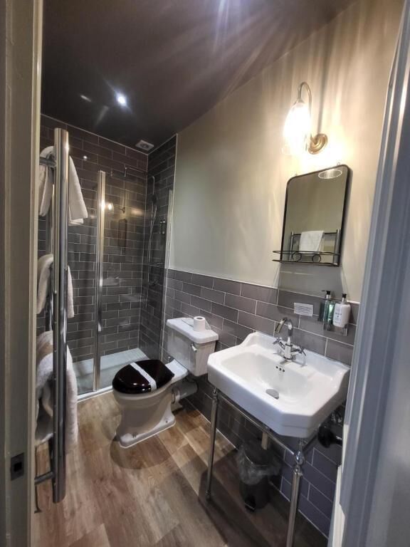 Standard Double Room | Bathroom | Free toiletries, towels