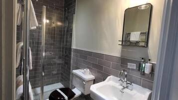 Standard Double Room | Bathroom | Free toiletries, towels