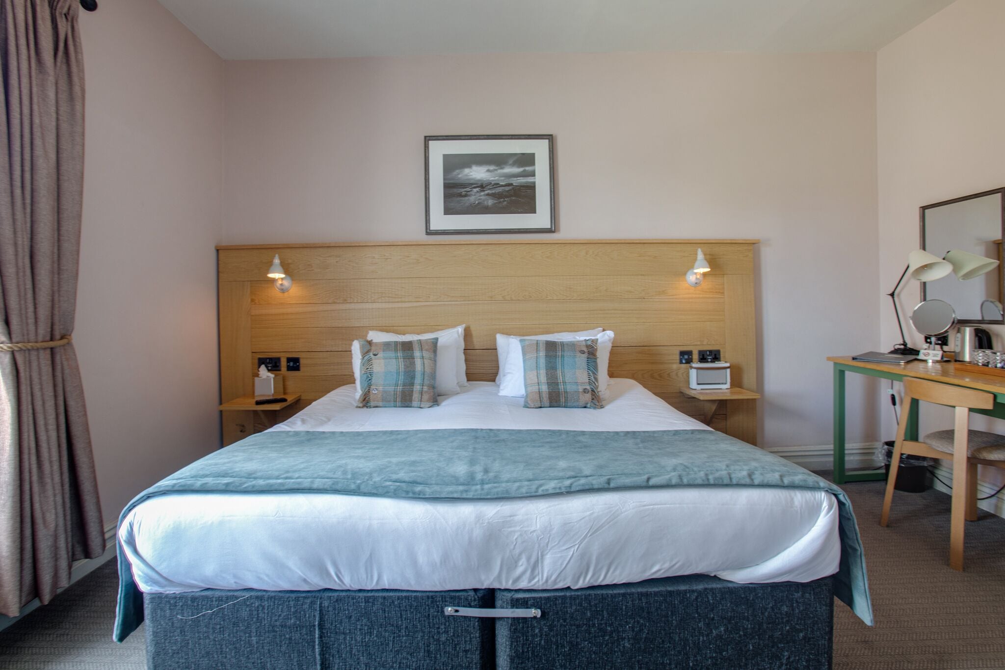 Escrivaninha, ferros/tábuas de passar roupa, Wi-Fi de cortesia