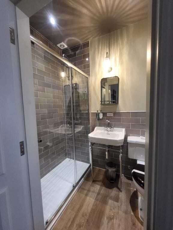 Standard Double Room | Bathroom | Free toiletries, towels
