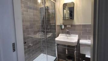 Standard Double Room | Bathroom | Free toiletries, towels