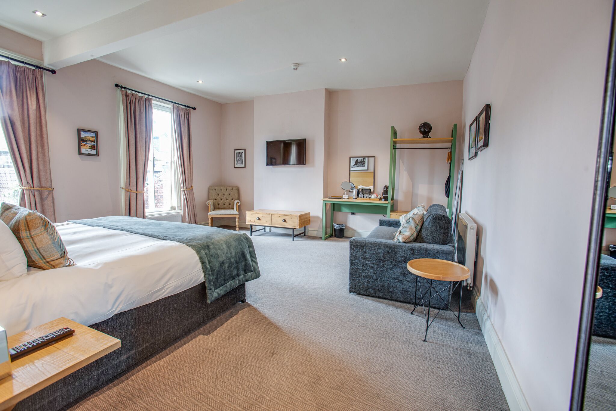 Quarto família | Escrivaninha, ferros/tábuas de passar roupa, Wi-Fi de cortesia