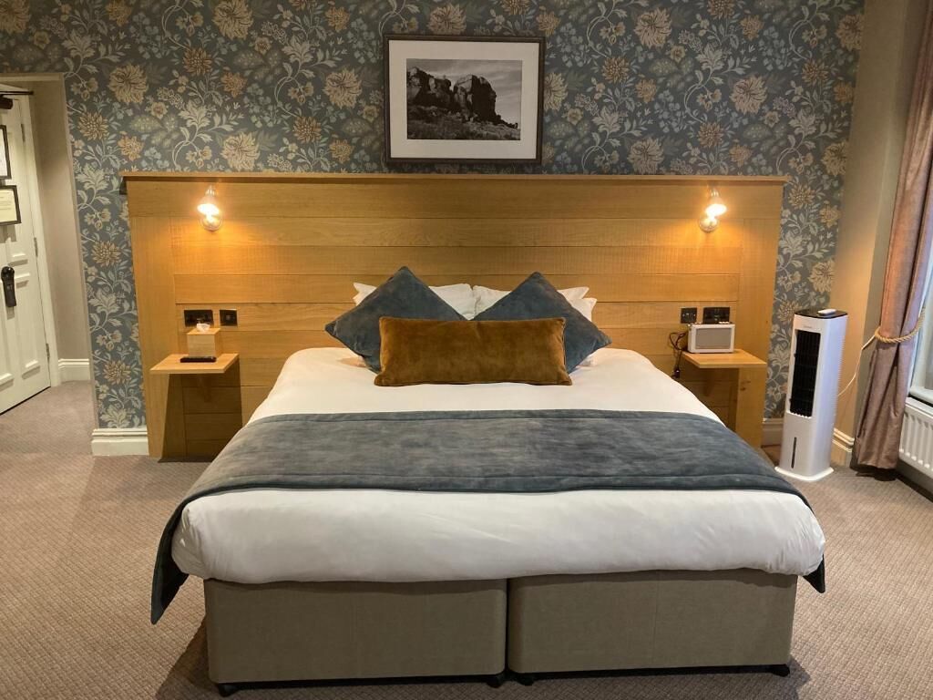 Quarto casal superior | Escrivaninha, ferros/tábuas de passar roupa, Wi-Fi de cortesia