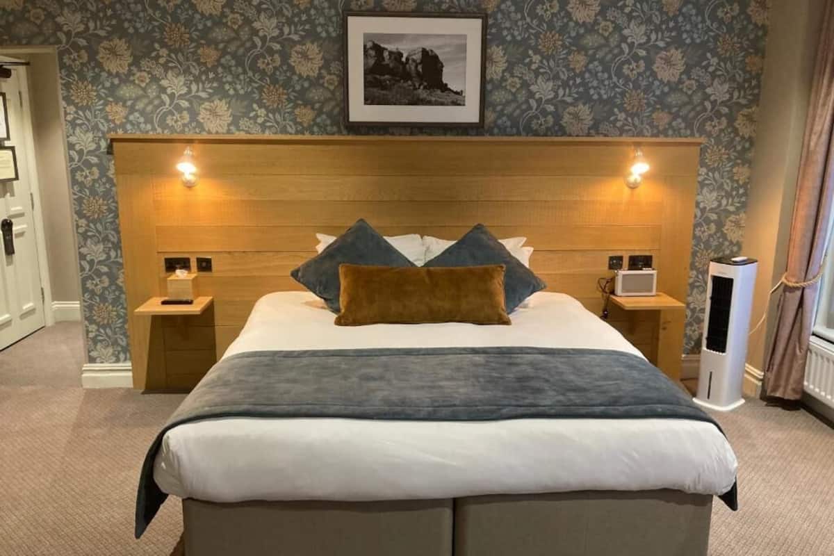 Quarto casal superior | Escrivaninha, ferros/tábuas de passar roupa, Wi-Fi de cortesia