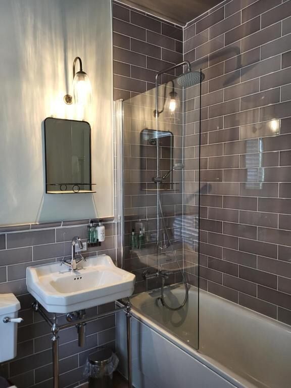 Deluxe Double or Twin Room | Bathroom | Free toiletries, towels