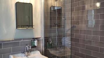 Deluxe Double or Twin Room | Bathroom | Free toiletries, towels
