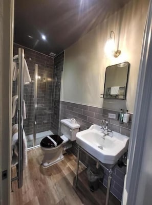 Standard Double Room | Bathroom | Free toiletries, towels