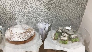 含每日吃到飽自助式早餐