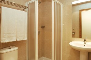 Bañera con ducha, toallas
