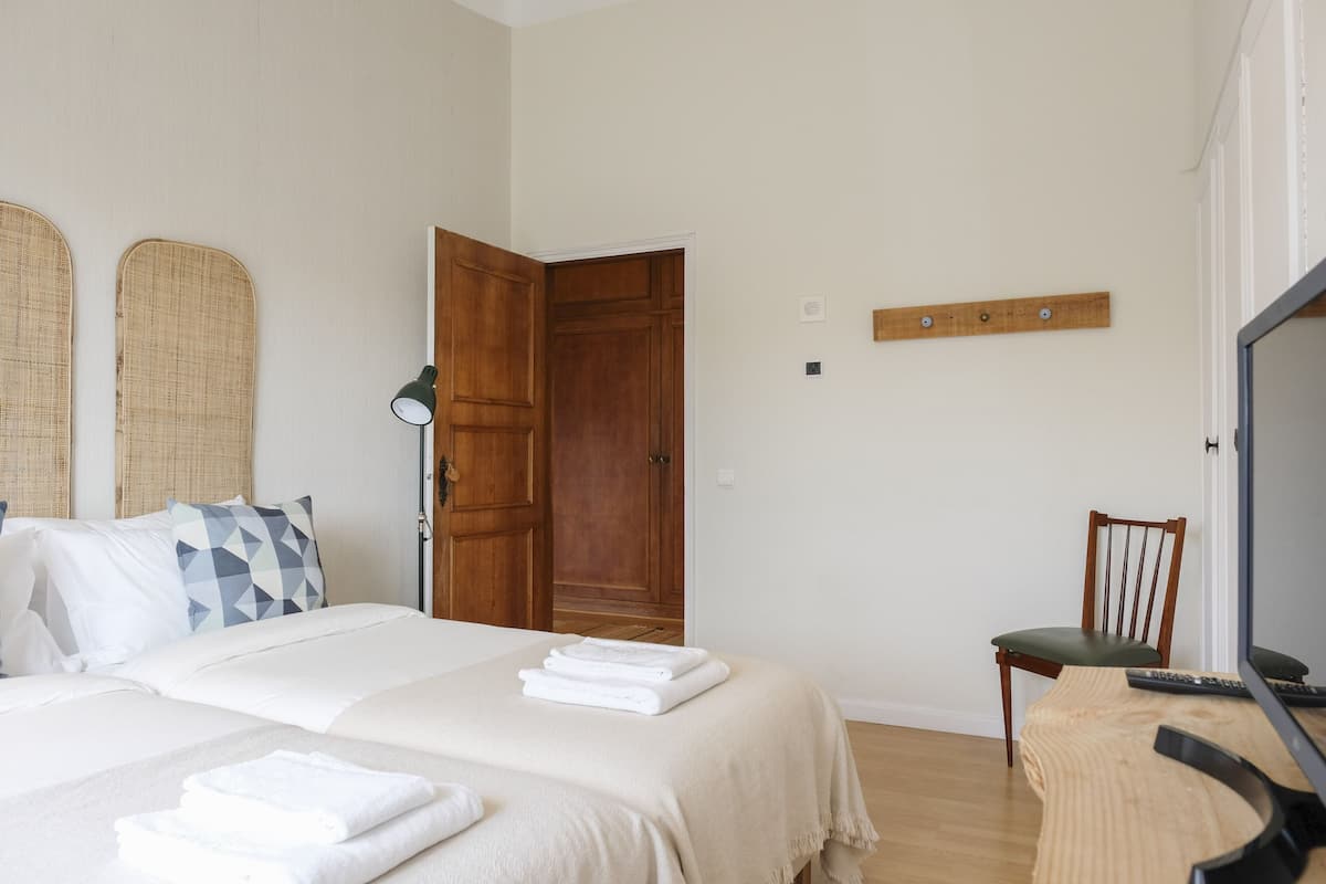 1 habitación, tabla de planchar con plancha y cunas gratuitas