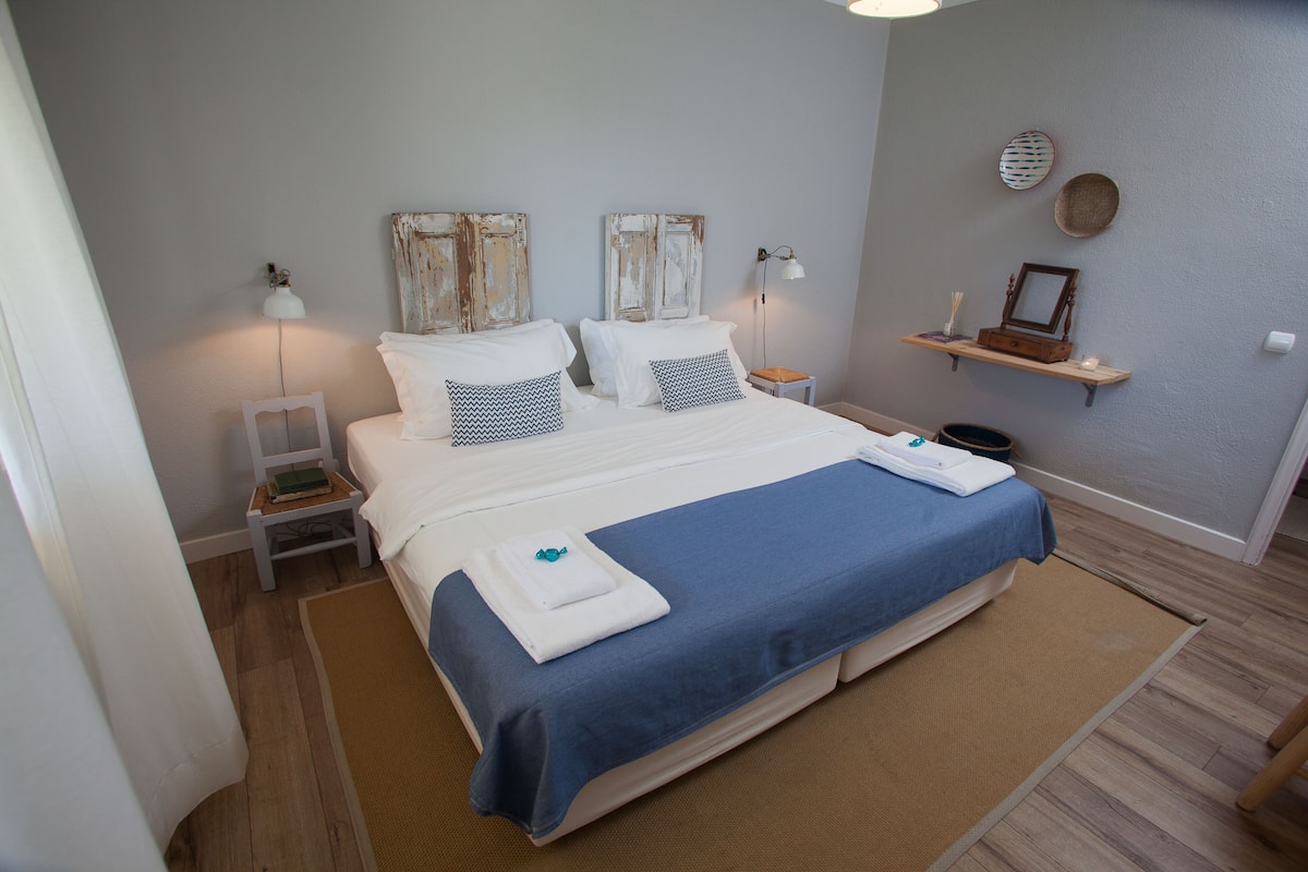 1 habitación, tabla de planchar con plancha y cunas gratuitas