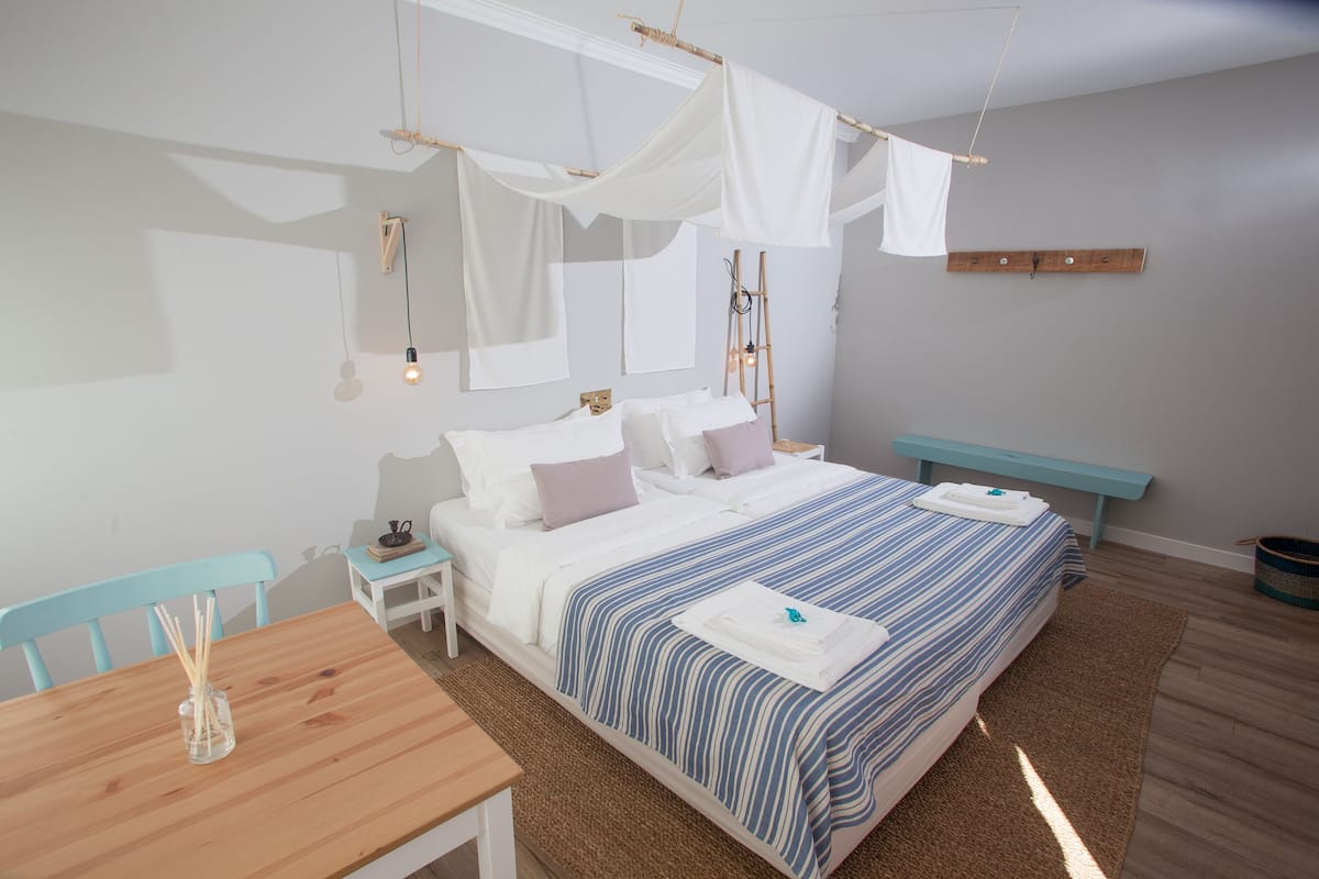 1 habitación, tabla de planchar con plancha y cunas gratuitas
