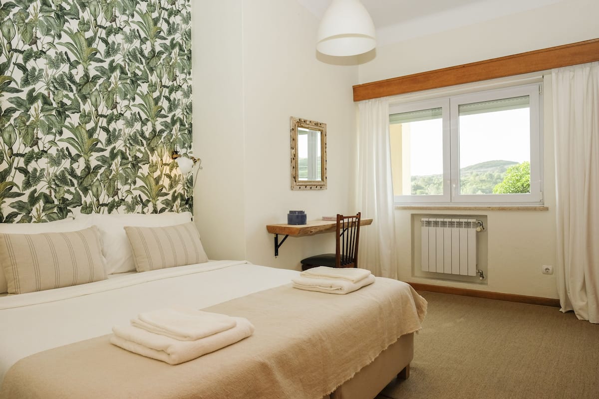 1 habitación, tabla de planchar con plancha y cunas gratuitas