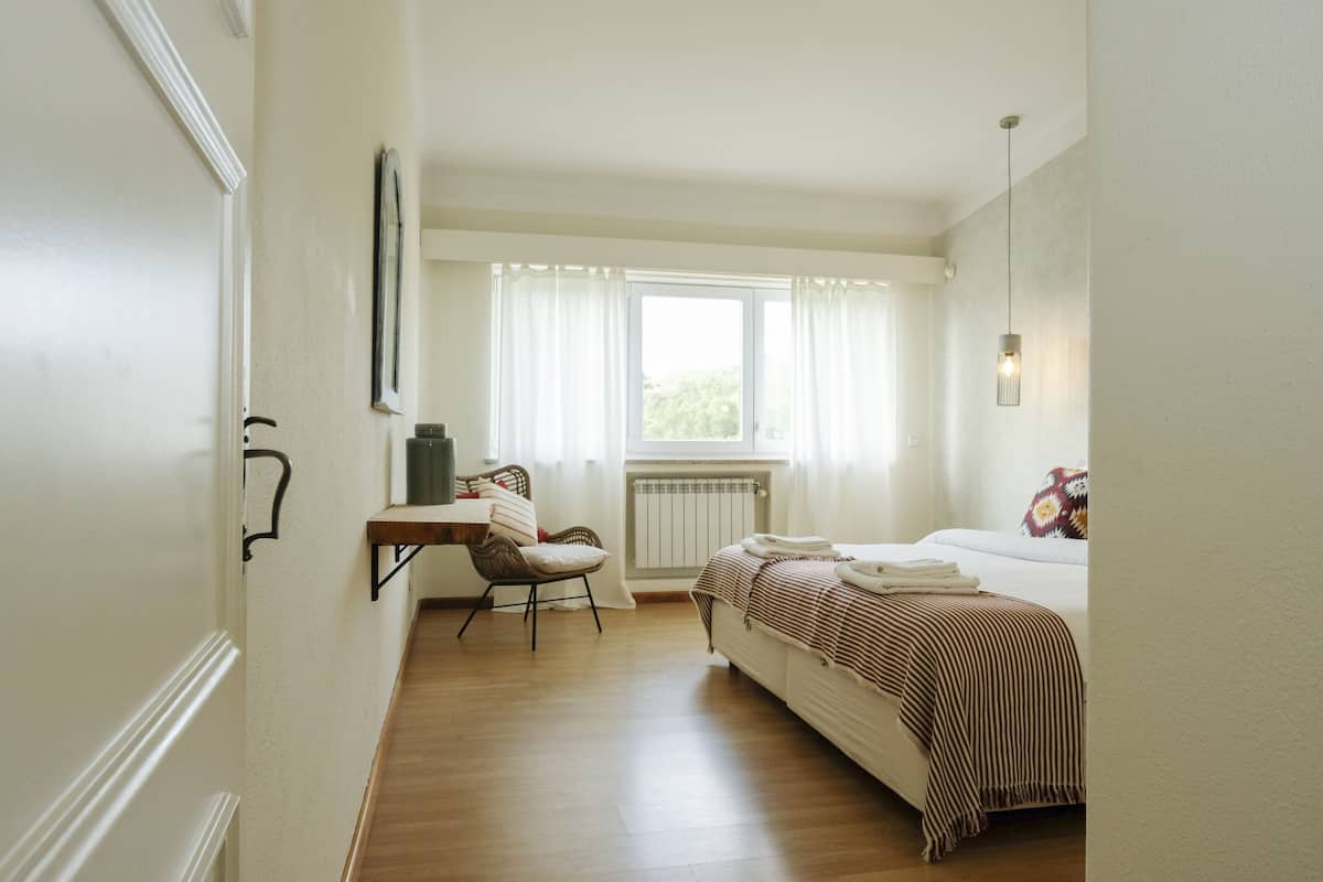 1 habitación, tabla de planchar con plancha y cunas gratuitas