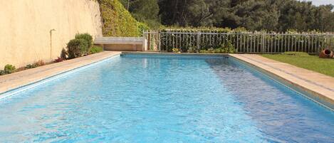 Una piscina al aire libre de temporada