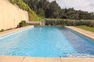 Una piscina al aire libre de temporada