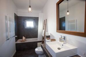 Villa, 2 habitaciones | Baño | Secadora de cabello, toallas, jabón, papel de baño 