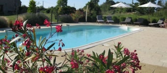 La Colombe - Luxury 2 bedroom holiday home with heated pool in the Loire Valley
