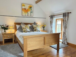 3 slaapkamers, een strijkplank/strijkijzer, gratis wifi, beddengoed