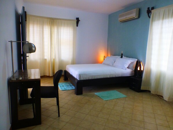 Laptopgeeigneter Arbeitsplatz, Verdunkelungsvorhänge, Zustellbetten