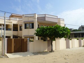 Front of property - Femi Guesthouse (Cotonou)