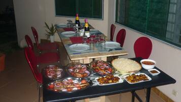 FrĂŒhstĂŒck, Mittagessen, Abendessen, lokale und internationale KĂŒche