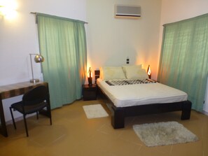 Laptopgeeigneter Arbeitsplatz, Verdunkelungsvorhänge, Zustellbetten