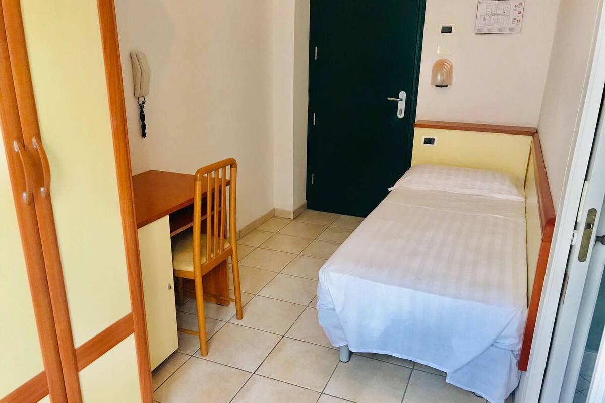 Single Room | In-room safe, free cribs/infant beds, free WiFi, bed sheets