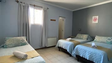Habitación triple estándar, varias camas | 1 dormitorio, mobiliario individual, cortinas opacas