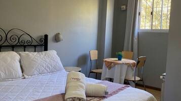 1 habitación, muebles diferentes y cortinas blackout