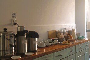 Free daily continental breakfast - Hotel Sienna (Mendoza)