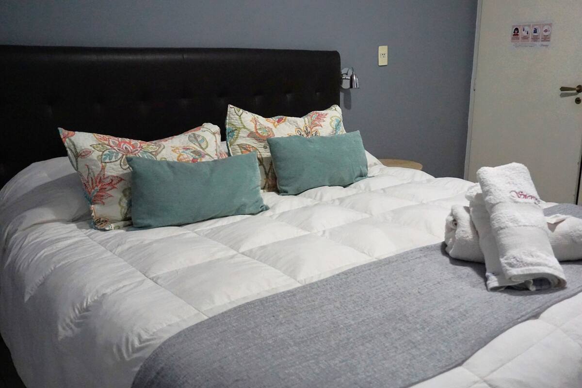 Habitación superior con 1 cama doble o 2 individules, vistas al parque | 암막 커튼, 다리미/다리미판, 무료 WiFi, 각각 다르게 가구 비치