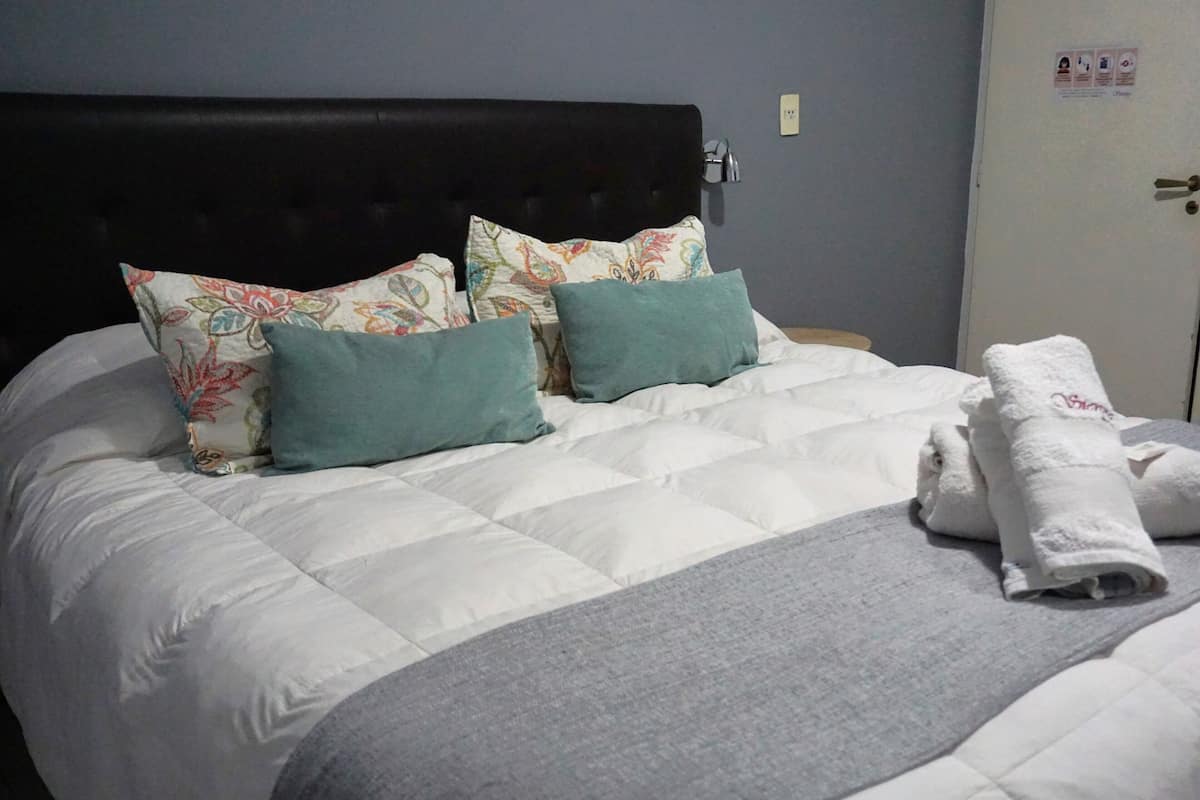 Habitación superior con 1 cama doble o 2 individules, vistas al parque | 1 slaapkamer, individueel gemeubileerd, verduisterende gordijnen