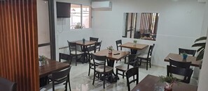 Free daily continental breakfast - Hotel Sienna (Mendoza)