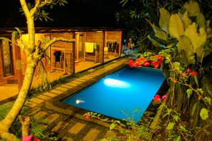 Kolam renang outdoor, dengan kursi berjemur