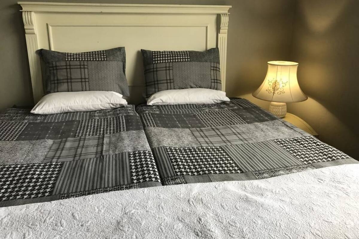 Habitación, 2 camas individuales | Ropa de cama de alta calidad y tabla de planchar con plancha