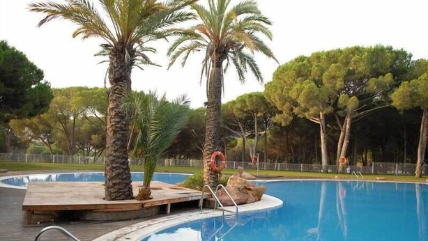 Una piscina al aire libre de temporada