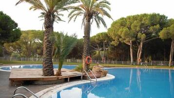 Una piscina al aire libre de temporada